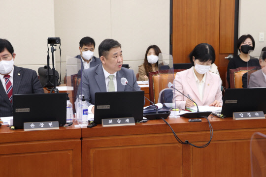 (사진 가운데)최승재 국민의힘 의원. 최승재 의원실 제공